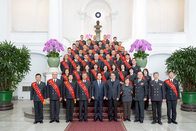 總統接見鳳凰獎楷模　強調政府會投入更多資源以守護消防員的健康與權益