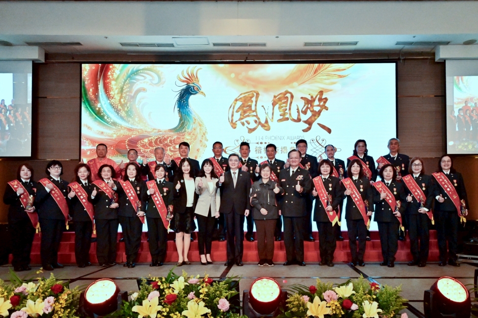 頒獎表揚鳳凰獎楷模 卓揆：編列285億中程計畫充實消防裝備 全力守護消防同仁執勤安全