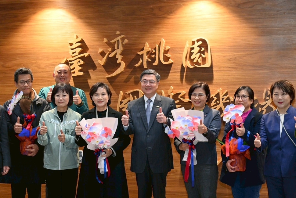 卓揆赴桃機迎接鄭副院長及楊珍妮總談判代表歸國 以行動給予談判團隊最大支持