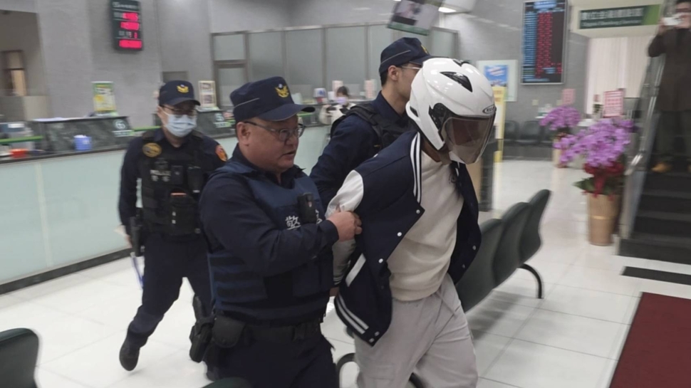 煙幕彈震撼演練，南港警防搶阻詐民眾過好年！