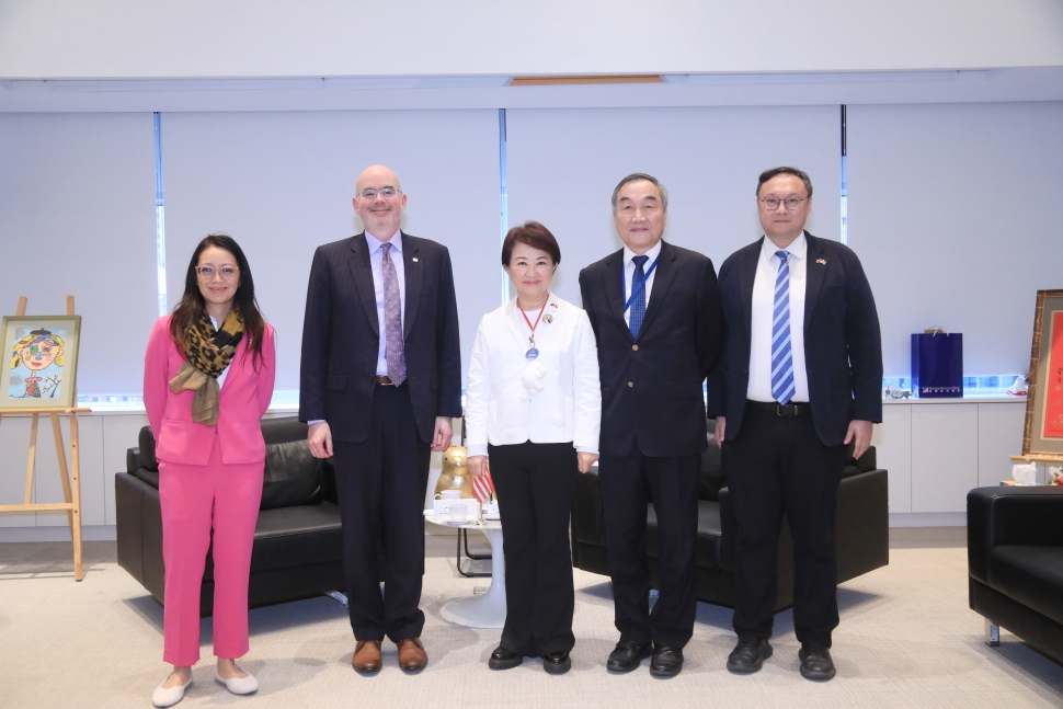 美國在台協會接連來訪 處長谷立言拜會中市府 盧市長送「姆明」小提燈 盼持續加強台美經貿及文化交流