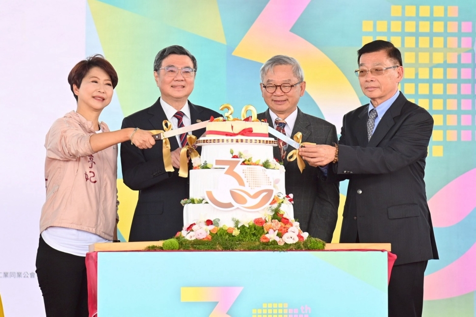 出席南科30園慶暨集團結婚 卓揆：全民共享經濟成長果實 政策鼓勵敢婚、願生與樂養