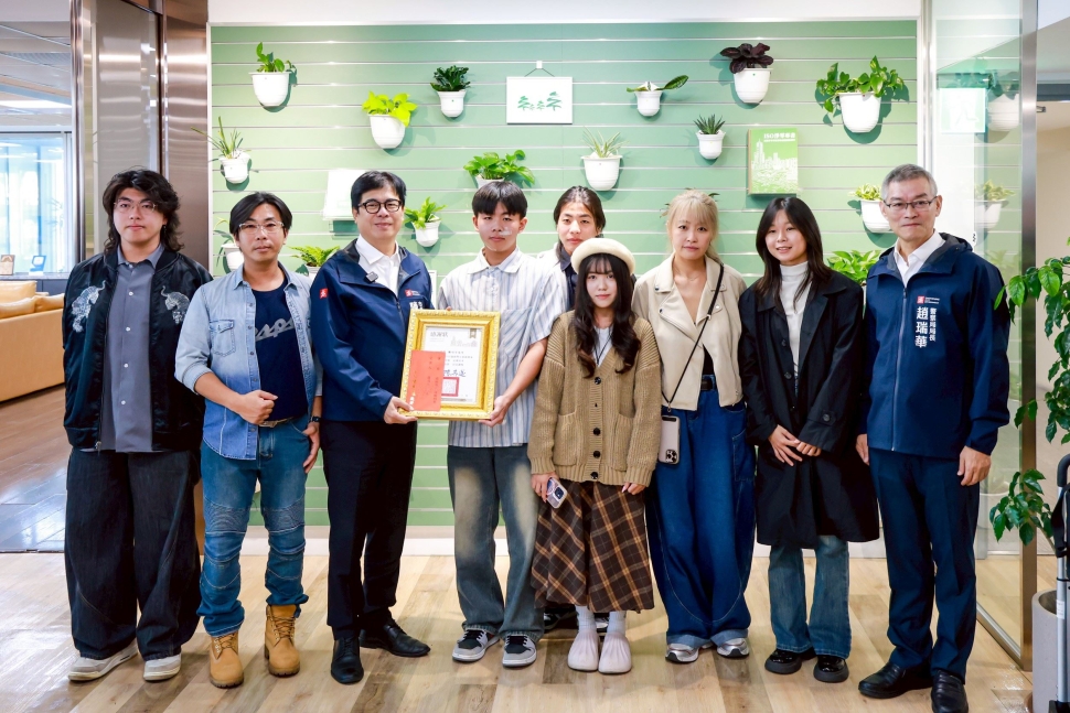 男大生阻危害擴大、國中生暖伴身障者過馬路 陳其邁公開表揚善行義舉