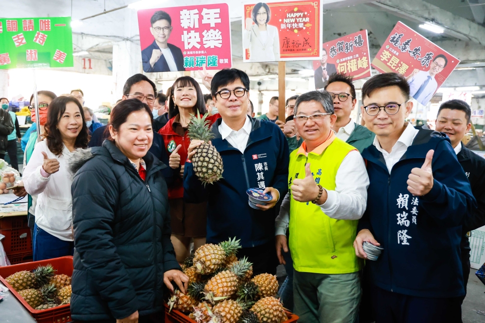 關心春節前農產品供應情形　陳其邁清晨巡訪鳳山、高雄果菜批發市場拜早年