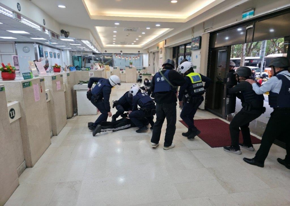 大安警協同轄內金融機構實警演練，強化防搶能力並展現快速打擊及圍捕戰力，共同守護民眾財產安全