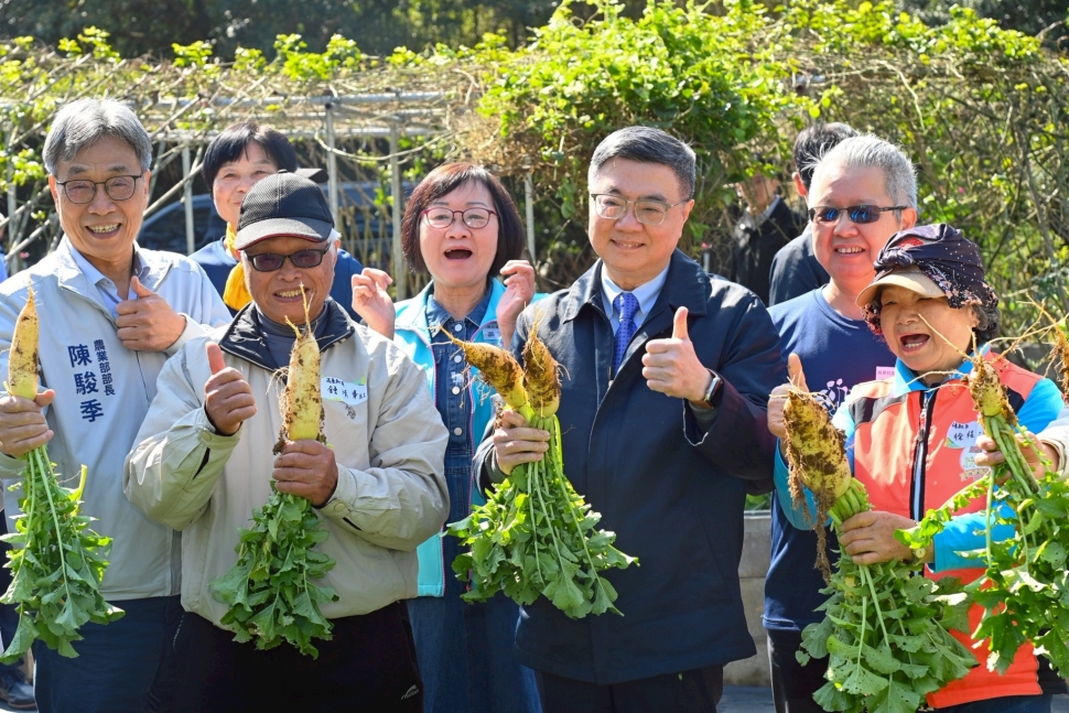 訪視桃園高原社區綠色照顧站 卓揆：讓長者「吃得健康、動得安心」 減輕家庭照顧負擔