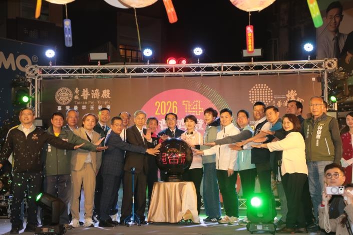 府城普濟燈會登場　黃偉哲：台南燈藝跨足米蘭、日本走向國際