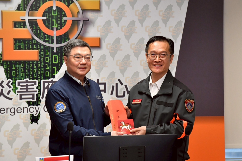 春節連假首日慰勉消防署值勤同仁 卓揆：全力提升救災裝備、人力及福利 感謝消防同仁付出奉獻