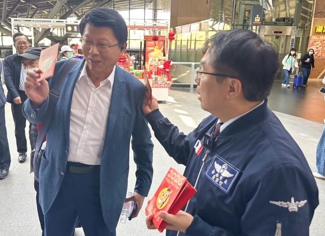 春節首日湧人潮 黃偉哲赴高鐵及台鐵視察疏運發送祝福