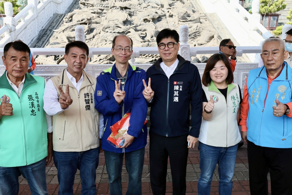 春節連假首日走訪鳳山、三民、鼓山參香拜廟　陳其邁祈願國家繁榮進步、祝馬上成功