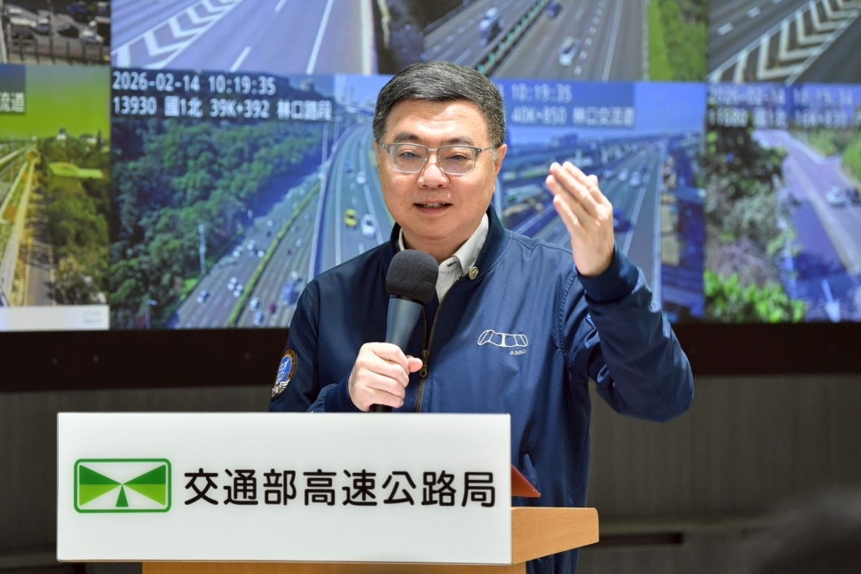 視察春節交通疏運情形 卓揆肯定善用AI技術及大數據 讓民眾快樂出門、平安返家