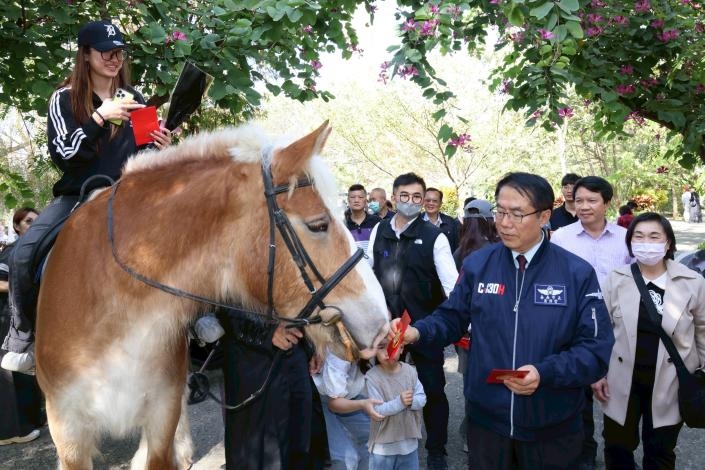 魔法藝術節在十鼓 黃偉哲參觀肯定文化創意能量