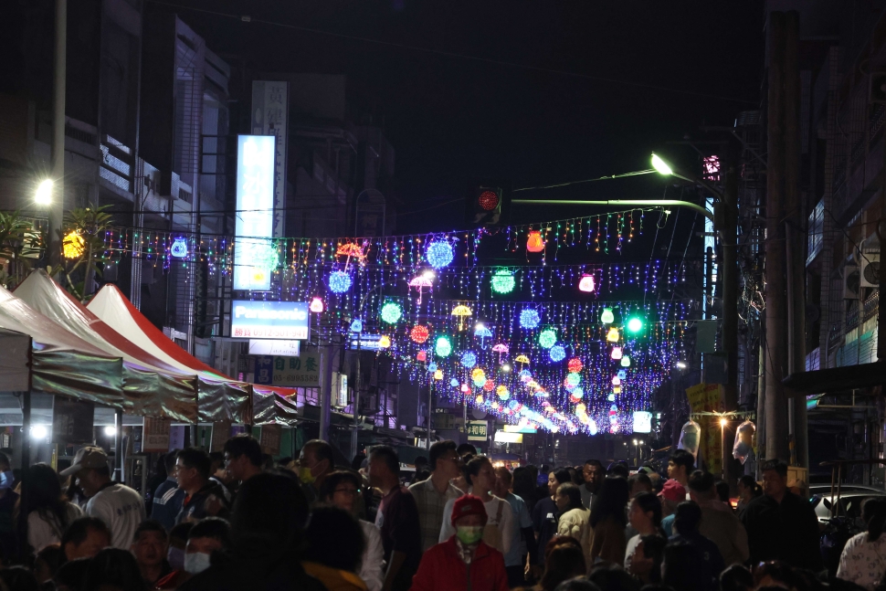 東勢光藝節熱鬧啟燈迎新春  光雕秀點亮公所夜間新地標