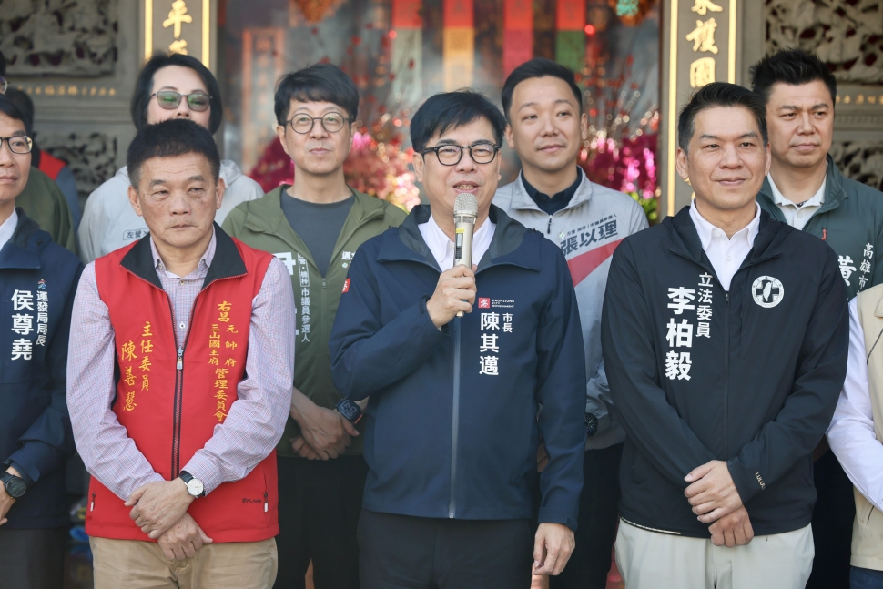 小年夜走春5區8廟 陳其邁祈願國泰民安、向市民拜年祝賀新年快樂