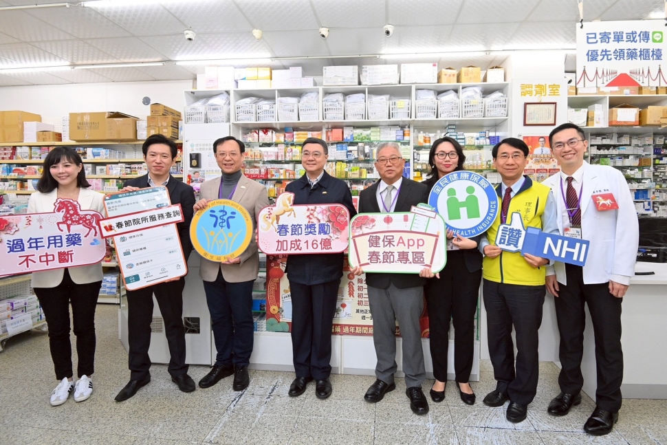 春節用藥不中斷！卓揆年初一訪視社區藥局 肯定藥師守護國人健康