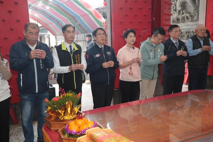 黃偉哲大年初一走春新化朝天宮　向市民拜年發小紅包祈福迎新春