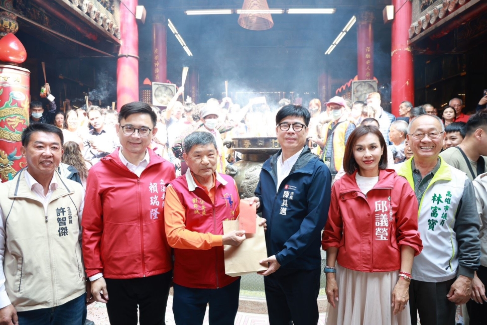 迎新納福喜迎馬年 陳其邁正月初一參香7廟宇分送開運紅包