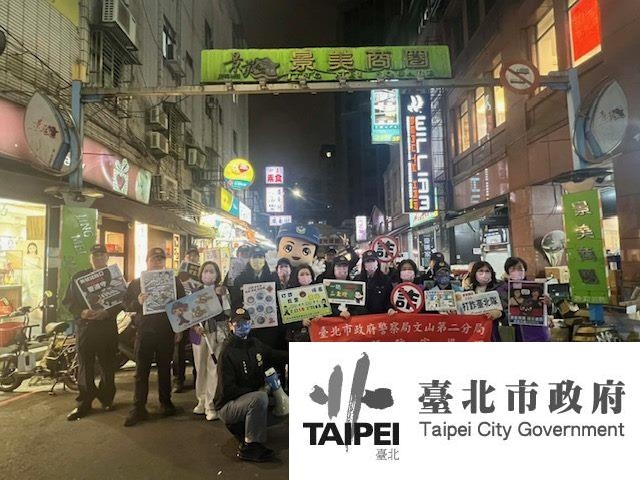 大頭娃娃萌翻踩街！文二警分局長雙聲道防詐防竊宣導 陪民眾歡喜迎馬年