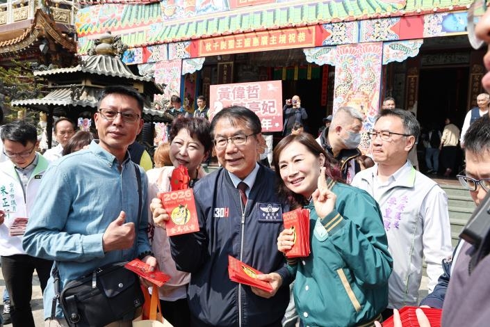 初二回娘家 黃偉哲馬不停蹄參拜祈福、發放小紅包與民同慶