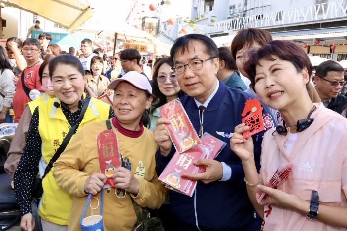 黃偉哲西市場迎春發紅包 邀民眾走春逛百年市場