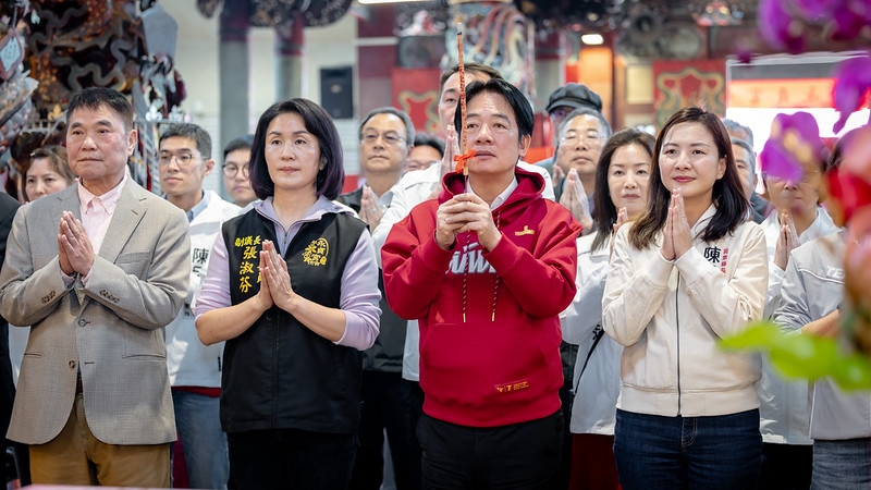 總統走訪桃竹苗廟宇發放福袋　盼以經濟發展為基礎強化國防安全與人民福祉
