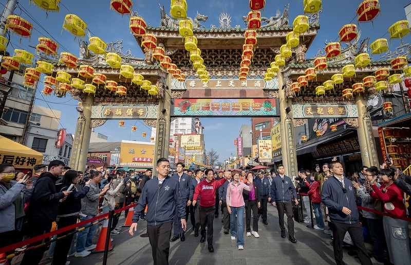 總統年初三走訪中彰地區廟宇發放福袋　強調經濟穩健成長、持續加強社福照顧與國防實力