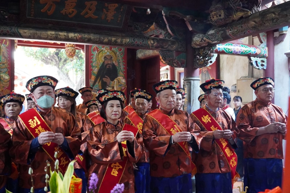 春節初四屏東熱博人潮湧現 周春米縣長發送紅包與平安米添好運