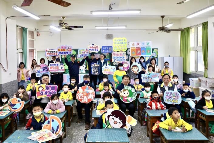 開學日宣導校園防疫及通學安全 黃偉哲籲落實「巡、倒、清、刷」