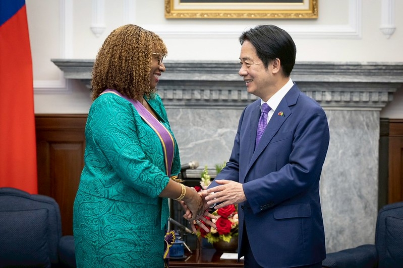 總統贈勳聖文森國駐臺大使柏安卓表彰深化兩國邦誼貢獻　盼持續合作促進人民福祉及世界和平繁榮