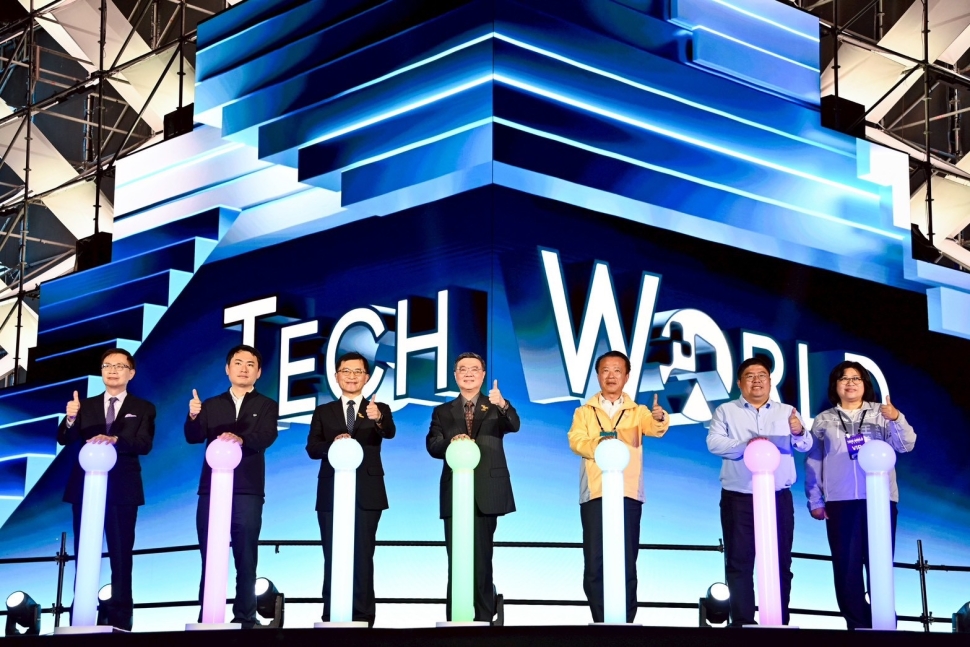 2026台灣燈會TECH WORLD館盛大開幕 卓揆：重現大阪世博三大劇場 以科技與文化連結世界