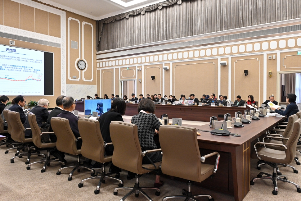 因應中東情勢，行政院「穩定物價小組」加開每週臨時會報並採行積極措施，降低國際油氣價格衝擊，確保國內物價穩定