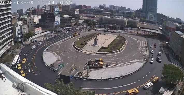 臺南火車站前廣場改造第二階段交維調整行車動線，U型雙向通行上班首日運作順暢