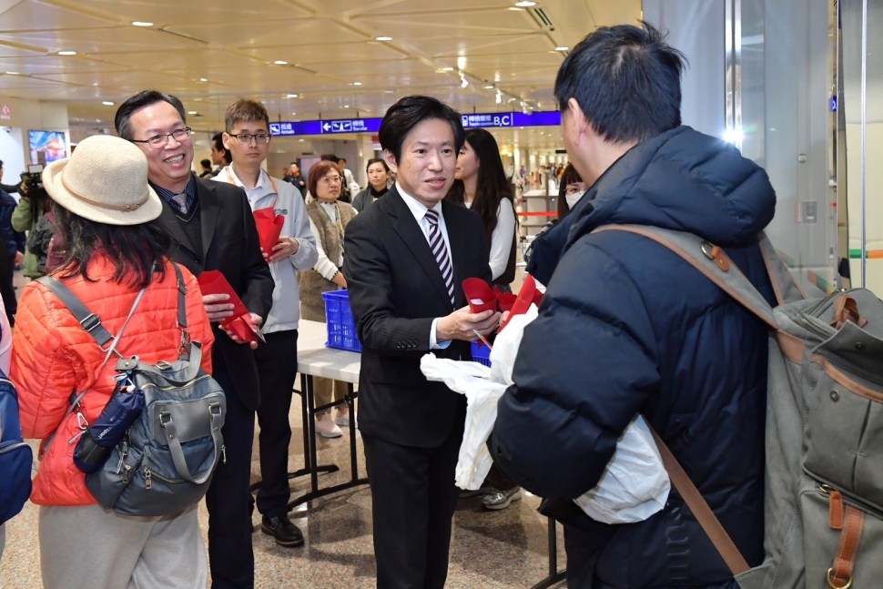 赴桃機迎接及關懷杜拜返國國人 張秘書長：持續積極協助國人返臺 確保能源供應與物價穩定無虞