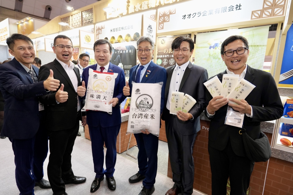 2026東京國際食品展「台灣農水產物館」熱鬧揭幕 陳駿季部長邀請大家來吃團圓飯 一起見證台灣芒果外銷業者與日本高端通路簽署合作備忘錄