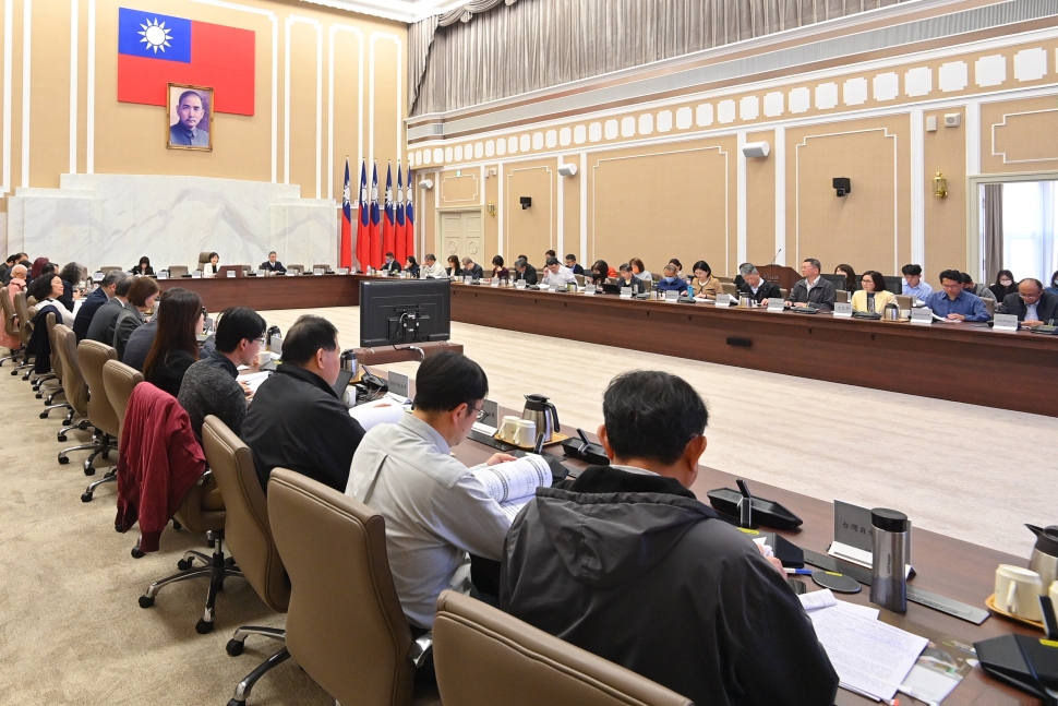 鄭副院長召開消保會議通過交友媒合服務契約新規範 責成主管機關強化飲用水設備、藍牙耳機、餐飲業禮券消費者權益保障