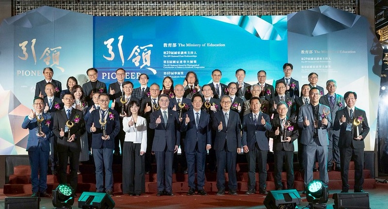 總統親頒「國家講座主持人獎」及「國家產學大師獎」肯定卓越貢獻　盼提升臺灣韌性與競爭力