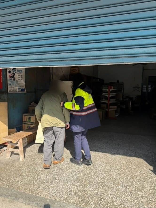 老翁外出迷途徘徊街頭　永樂暖警護送平安返家