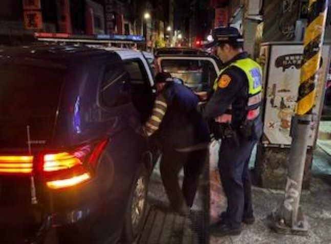 寒冬關懷不停歇，暖警溫馨護送迷途長者返家