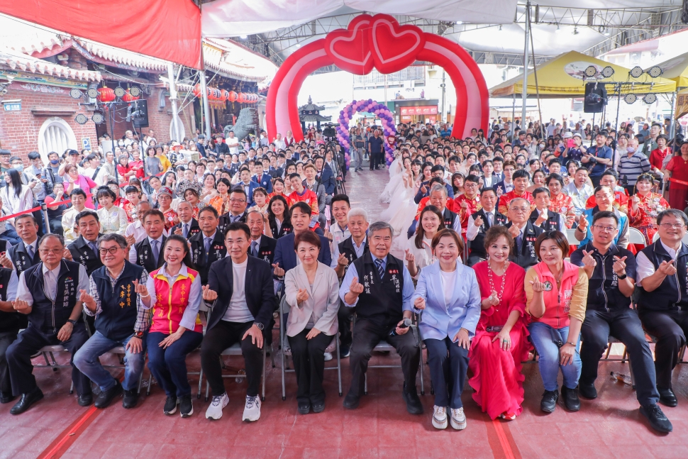 樂成宮化身幸福殿堂！ 盧市長見證集團婚禮 贈匾感謝媽祖庇佑