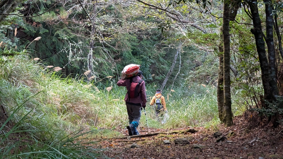 不遠千里來相見 不辭百斤來負重 雪霸國家公園夥伴齊淨山 就為還山一片淨!