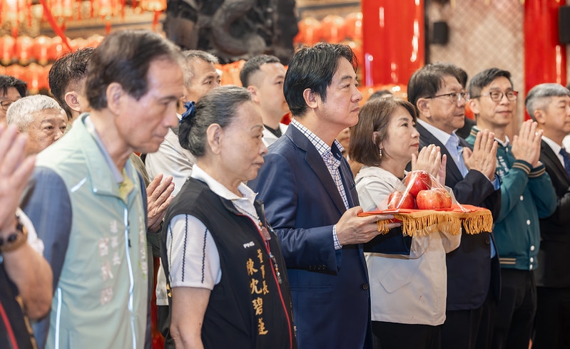 總統赴屏東廟宇參香　強調政府拚經濟、顧弱勢、強化國安　盼團結讓人民生活越來越好