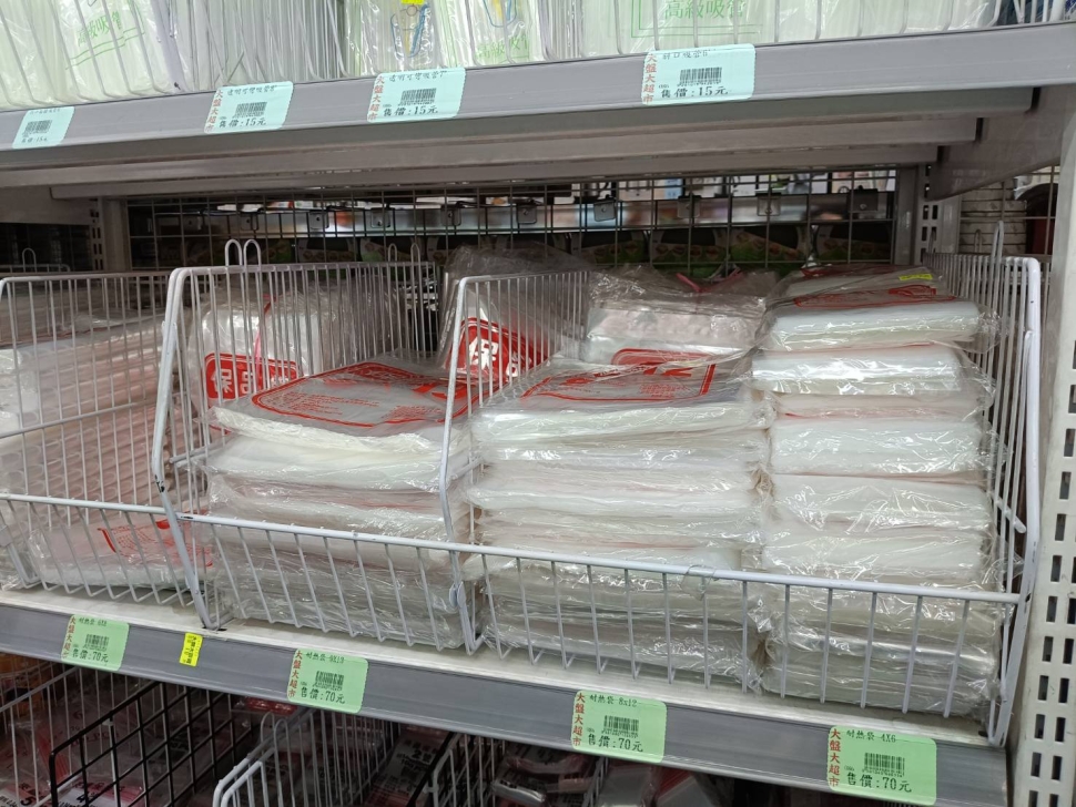 嘉義縣政府連假會同檢調前往賣場訪查塑膠袋供貨狀況