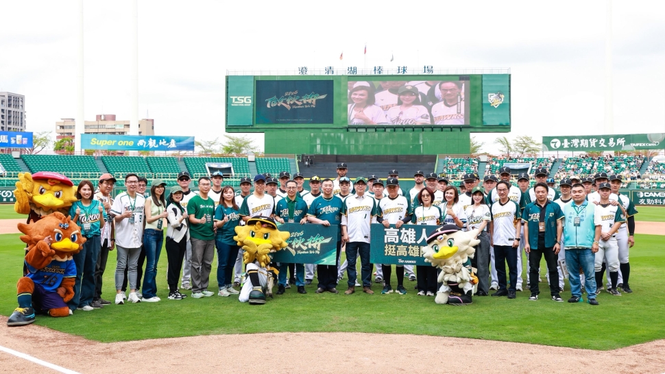 中華職棒37年新球季開打 陳其邁出席2026台鋼雄鷹澄清湖主場開幕戰 熱情邀請球迷進場吶喊應援