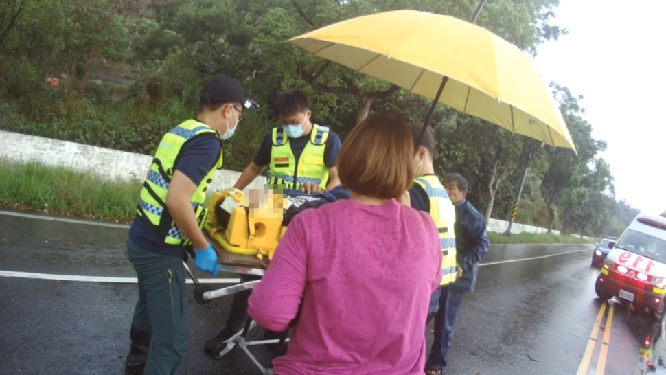 清明雨中遇劫！休旅車自撞爛毀 警消分秒必爭「神應變」化解危機