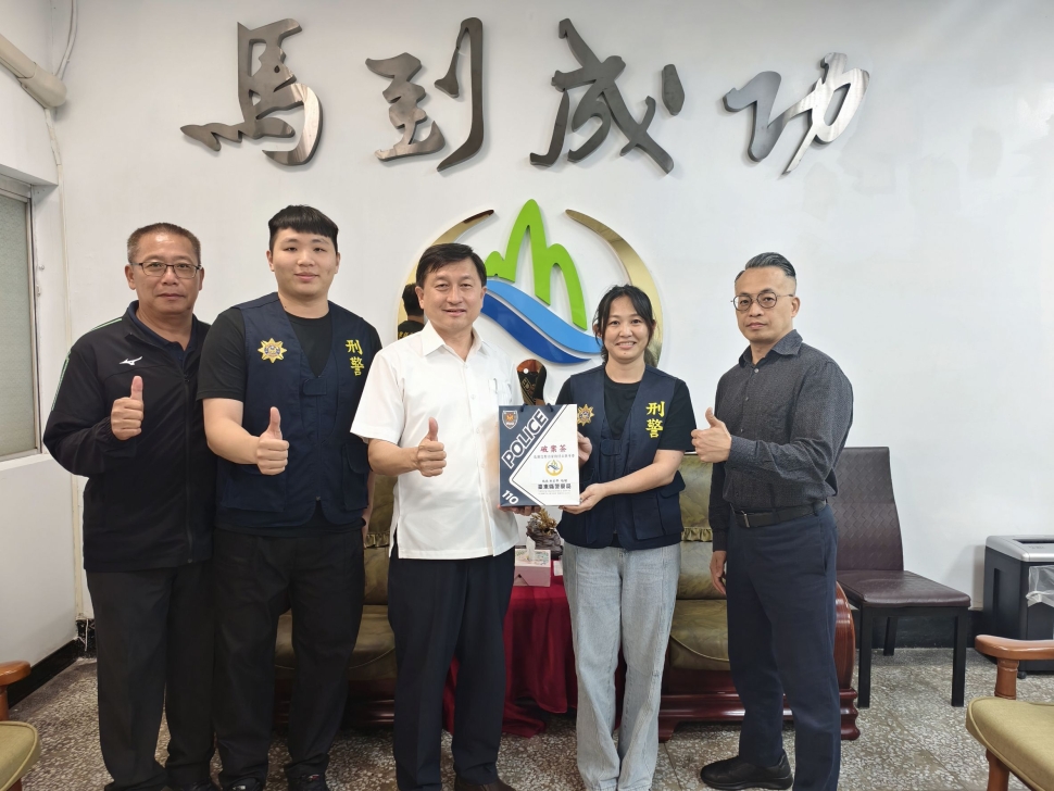 成功分局緝獲詐欺通緝犯 局長頒發破案茶肯定偵辦績效