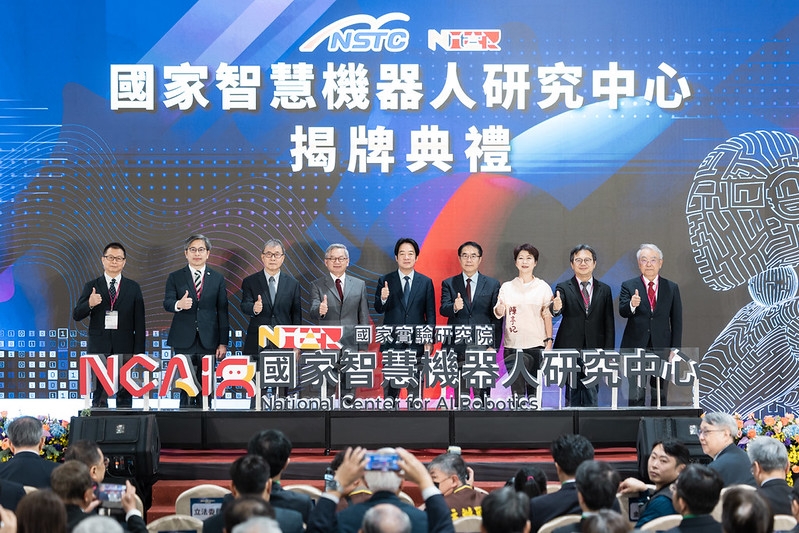 總統為「國家智慧機器人研究中心」揭牌　盼臺灣成為AI新時代中領先全球的重要力量