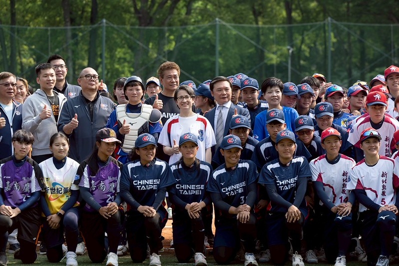 副總統出席企業女子壘球聯賽開幕戰　盼持續打造女性友善運動環境