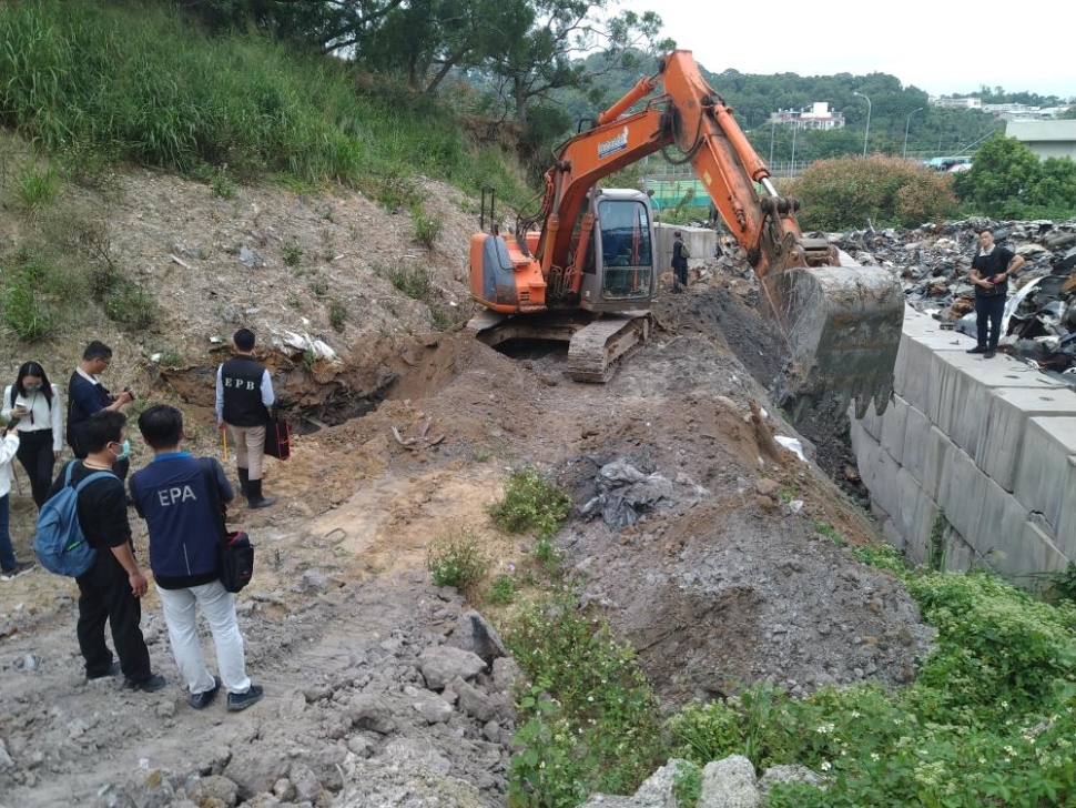 檢環警破獲廠房棄置千噸廢棄物 污染者自行清理負起環境復原責任