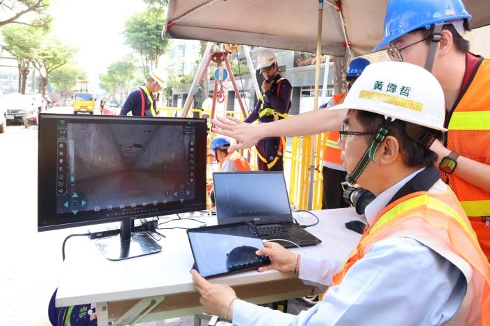 台南結合AI科技防洪 汛期將至黃偉哲操作TV車檢視下水道清淤成效