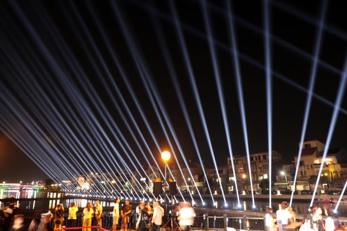 台南運河百年再現榮光　水岸燈光秀點亮府城夜色